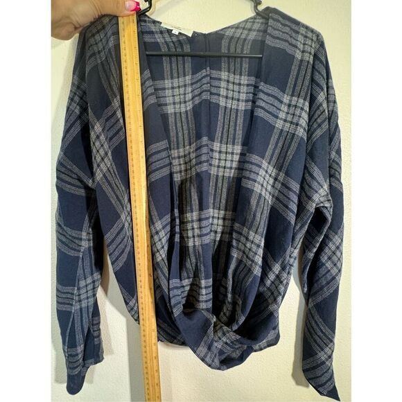 Vince Navy & White Plaid V-Neck Long Sleeve Side Snap Wrap Blouse Women's Medium - Picture 8 of 11